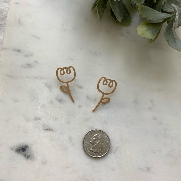 The Talley - Dainty Flower Matte Stud Earrings - Picture 6 of 7